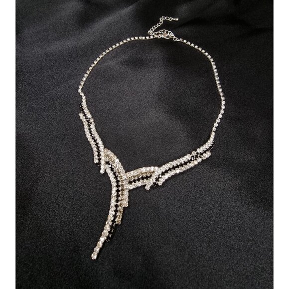 Vintage-Inspired Silver Crystal Statement Necklace With Adjustable Chain - Picture 3 of 6